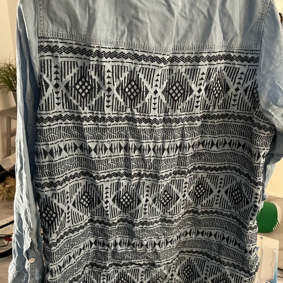 Jean shirt with beautiful designs - Picture 2 of 2